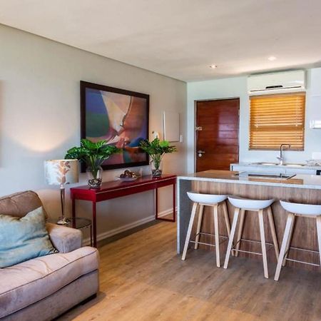 6 Dolphin Views La Mercy Beachfront Apartment Luaran gambar