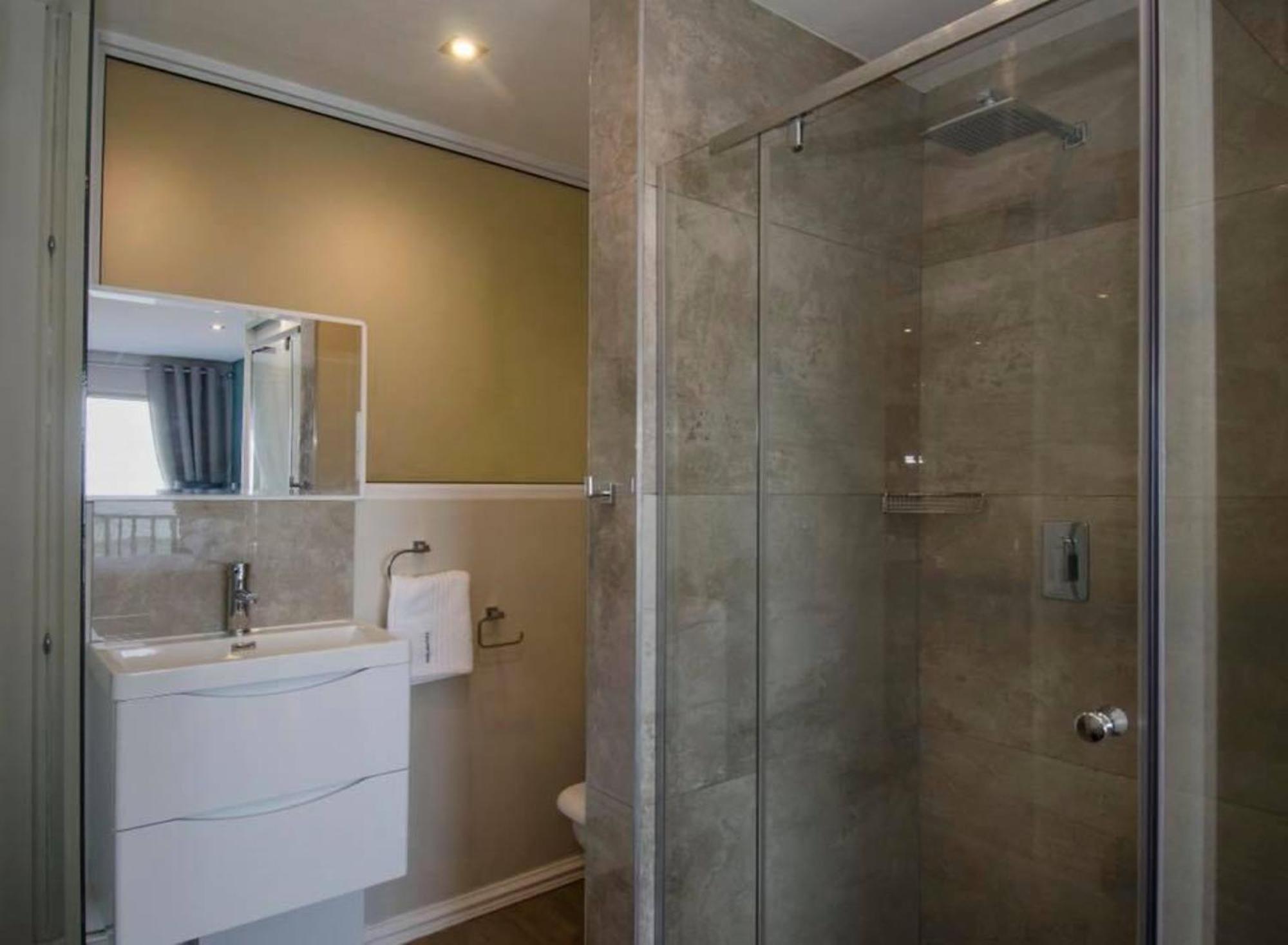 6 Dolphin Views La Mercy Beachfront Apartment Luaran gambar
